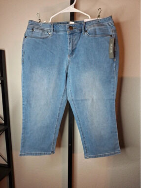 Christopher & Banks Women's Denim Capri NWT size 6P